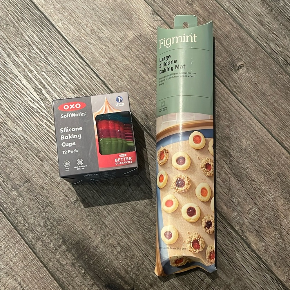 New silicone baking 2 pack cups and mat